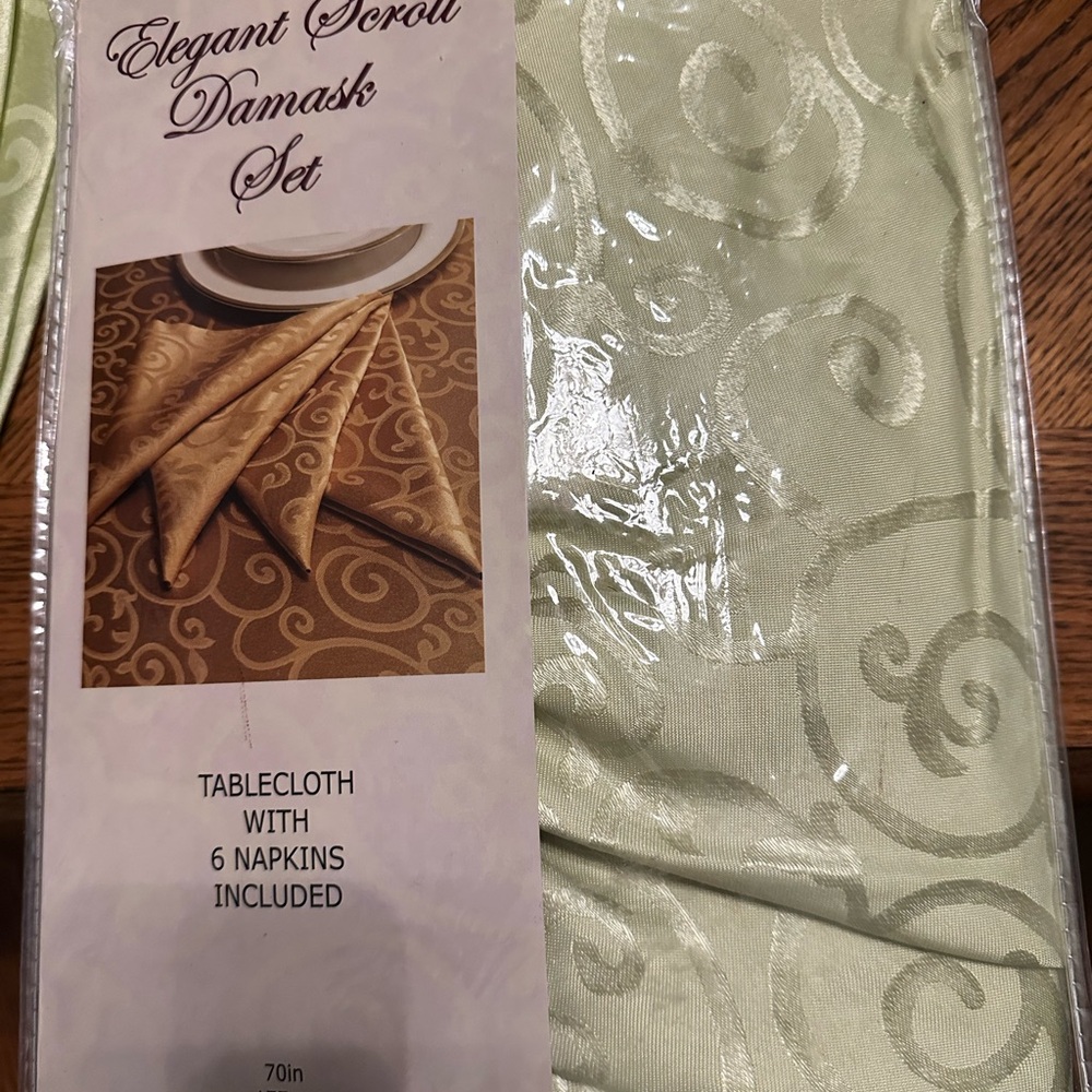 Damask Scroll Tablecloth & 6 Napkins Set Polyester Mint Green 70 Round